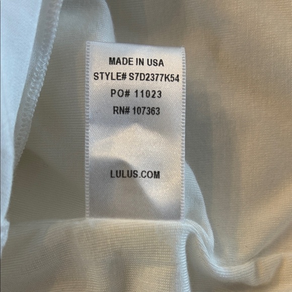 Elegant White Sleeveless Dress - Picture 6 of 6